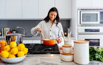 Vrouw in keuken