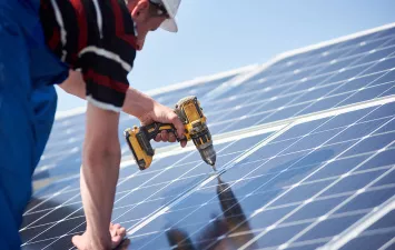 Technicus plaatst zonnepanelen